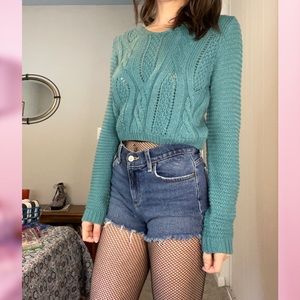 •lace-up back cropped sweater•